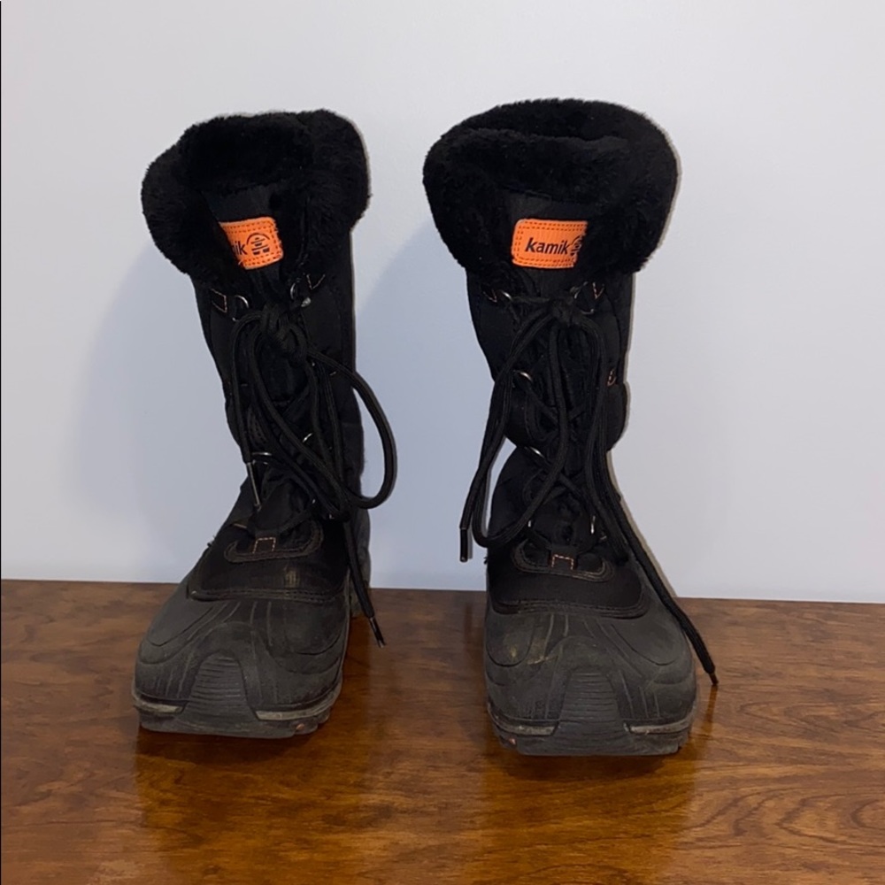 Like new womens black kamik snow boots size 9